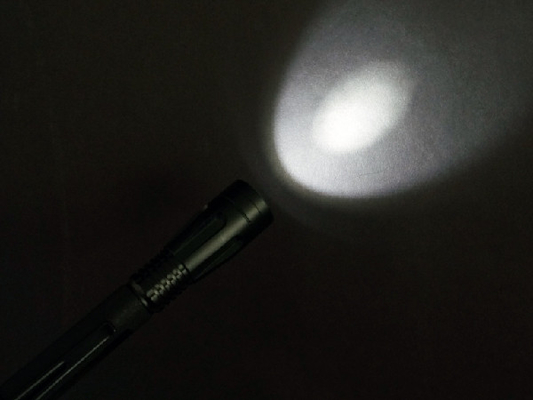 2aaa gegraveerd van het LEIDENE Lenstype Penflitslicht Vlak het Lichaamsmateriaal van de Aluminiumlegering