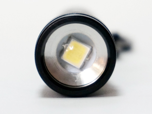 Het minigezoem Warme Witte LEIDENE Flitslicht van Keychain met 1 * AMERIKAANSE CLUB VAN AUTOMOBILISTEN Droge Batterij